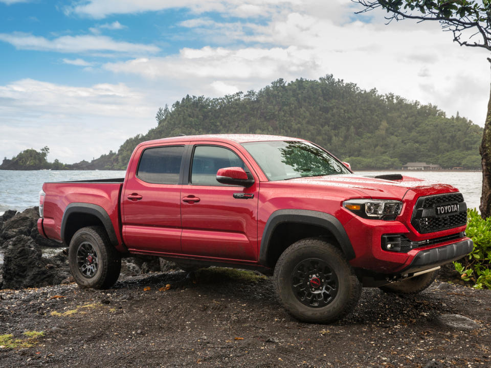 Der Toyota Tacoma ist bestens für einen Wochenendausflug geeignet: Interessenten können zwischen zwei Kabinen und sechs verschiedenen Ausstattungen wählen. Es gibt zwei Motoren, einen Vierzylinder-Benziner mit 2,7 Litern Hubraum, 161 PS und 244 Nm Drehmoment und einen 3,5-Liter-V6 mit 281 PS und knapp 360 Nm Drehmoment. Die Preise beginnen bei umgerechnet rund 23.000 Euro. (Bild-Copyright: Toyota)