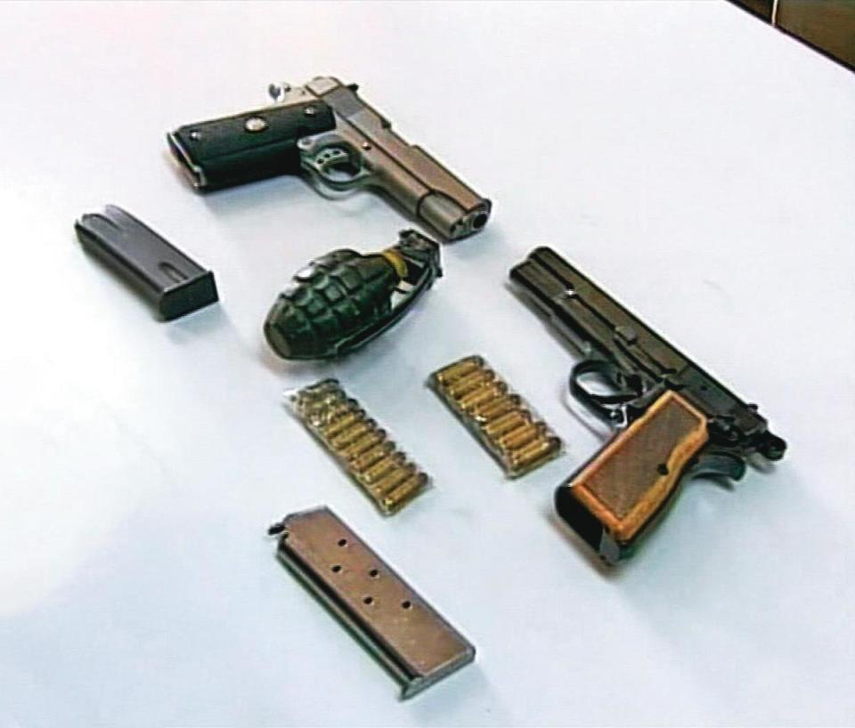 林豐德犯罪集團火力強大，不但有各式槍枝，還有手榴彈。（東森新聞提供）