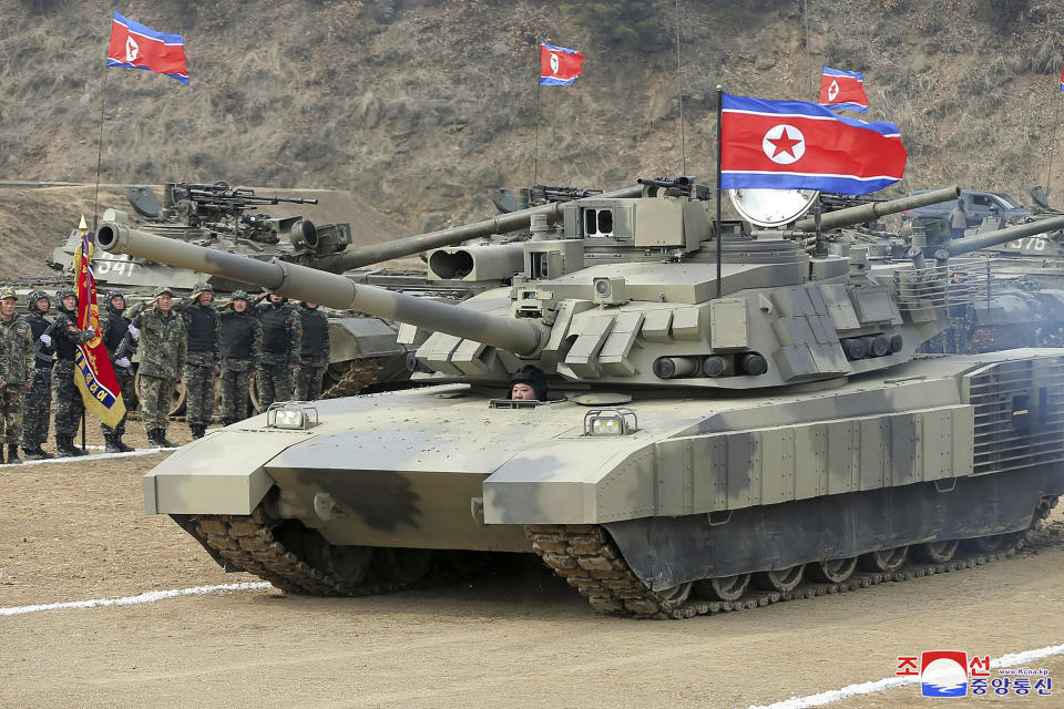 En esta fotografía proporcionada por el gobierno de Corea del Norte, el gobernante norcoreano Kim Jong Un conduce un tanque de combate en Corea del Norte, el miércoles 13 de marzo de 2024.(Agencia Central de Noticias de Corea/Servicio de Noticias de Corea vía AP)