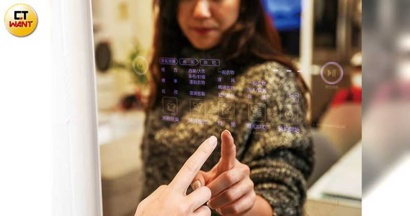 鏡面面板上有觸控顯示屏幕，可直接用手指點選衣物護理行程。（圖／張文玠攝）