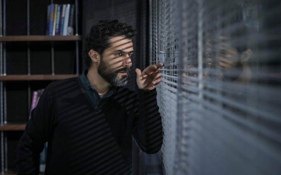 Iranian actor Vahid Rahbani peeks through a window in an episode of Gando - Hassan Hendi/Shahid Avini Cultural and Artistic Institute