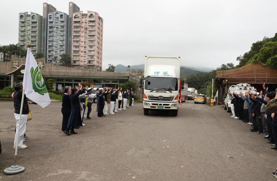 毛毯裝上貨櫃在志，直接運往土耳其航空機場倉儲，運送至災區。（慈濟基金會提供）