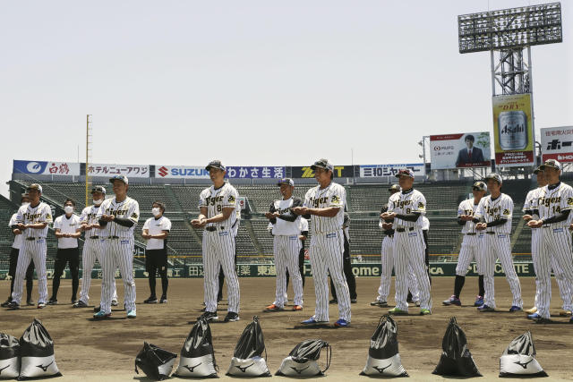 Young baseball players get memento filled with stadium dirt - The