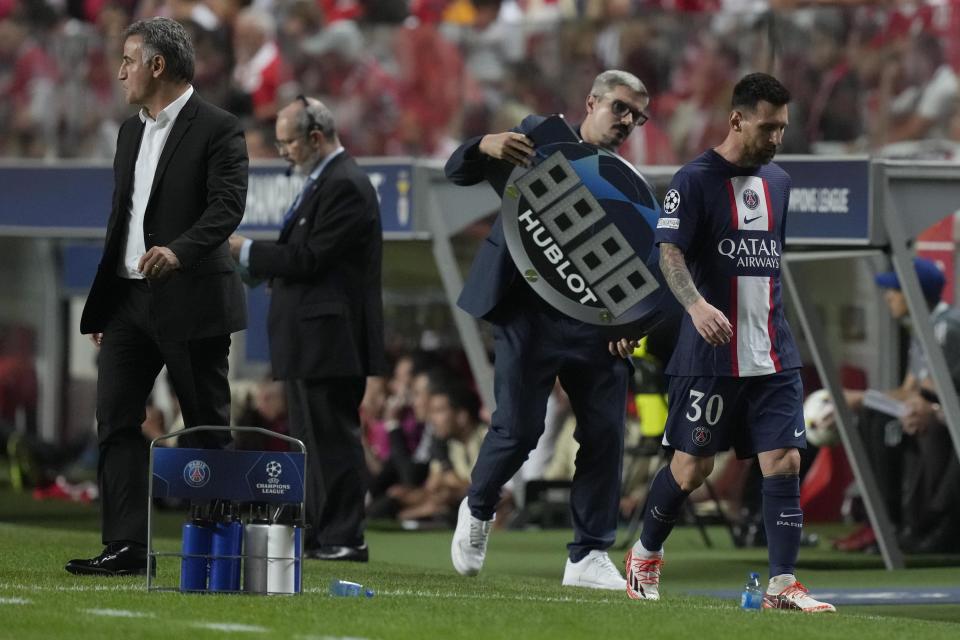 El delantero del PSG Lionel Messi se retira en los últimos minutos del partido contra Benfica en la Liga de Campeones, el 5 de octubre de 2022, en Lisboa. (AP Foto/Armando Franca)