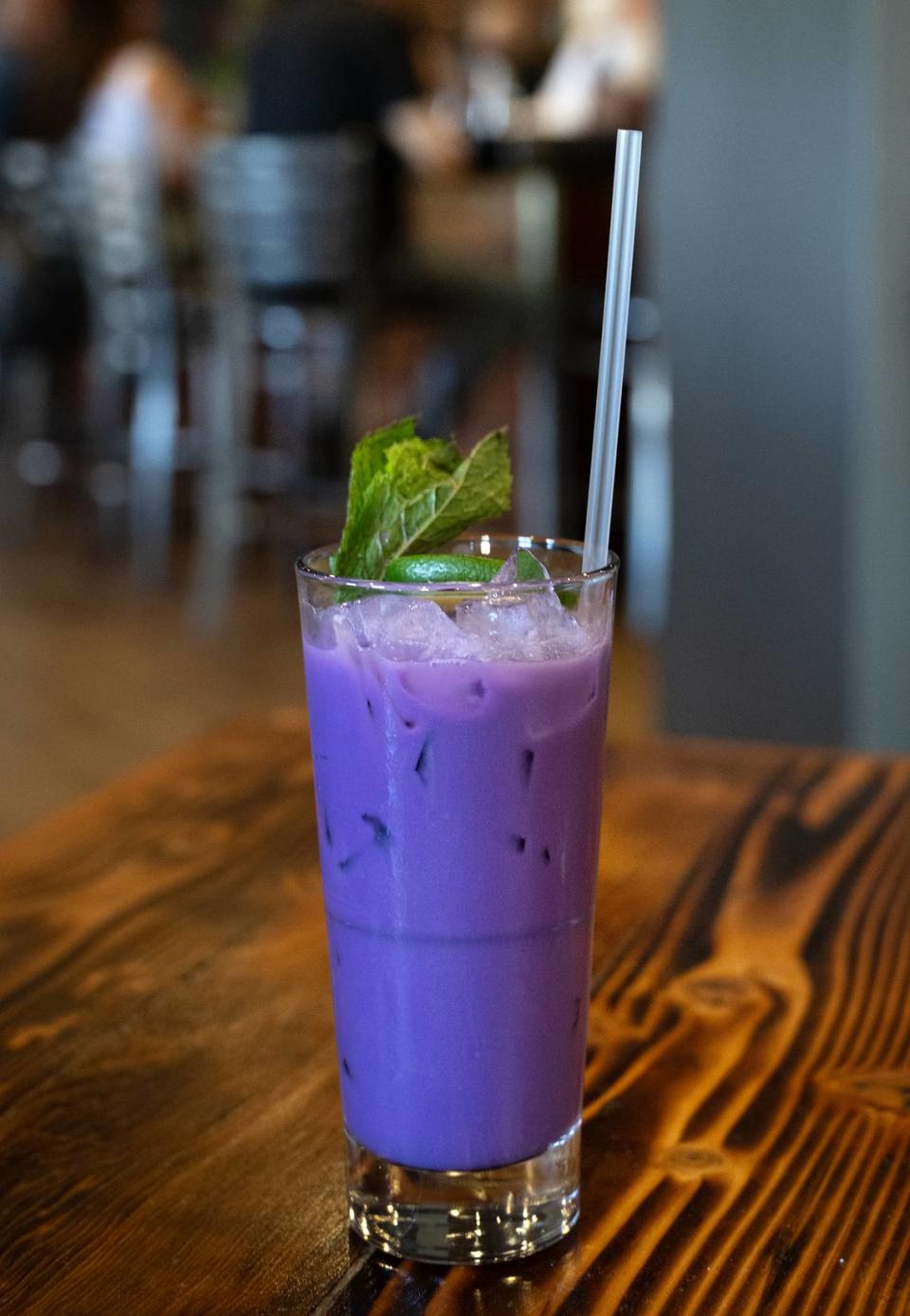 El coctel Purple Pain (ron filipino, jarabe de ube, leche de coco, piña y limón) en el restaurante Cora de Roseburg Square en Modesto, California, el viernes 24 de mayo de 2024.