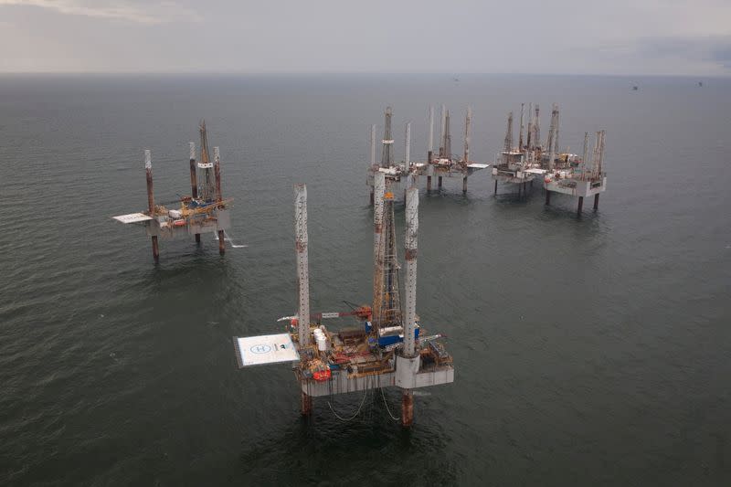 Plataformas petrolíferas en desuso en el golfo de México, cerca de Port Fourchon, Luisiana