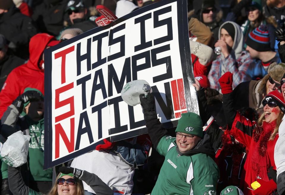 Football fans cheer before the start of the CFL western final football game between the Calgary Stampeders and the Saskatchewan Roughriders in Calgary, November 17, 2013. REUTERS/Todd Korol (CANADA - Tags: SPORT FOOTBALL)