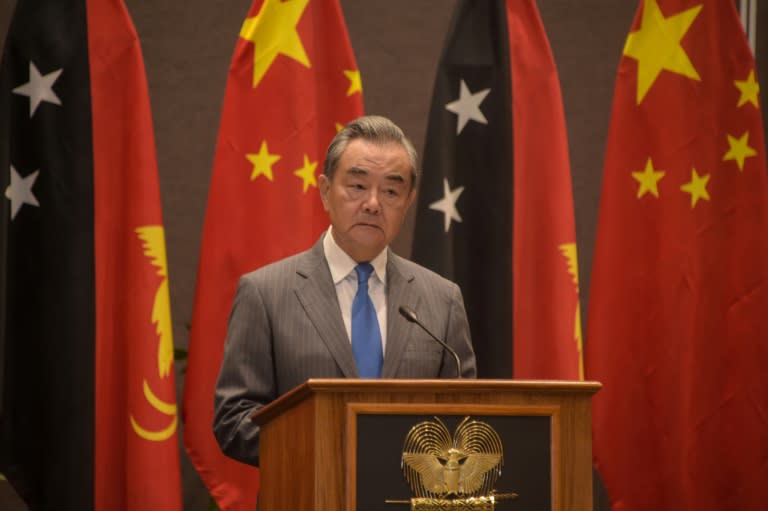 El ministro de Relaciones Exteriores, Wang Yi, durante una rueda de prensa en Papúa Nueva Guinea, el 20 de abril de 2024 (Andrew KUTAN)