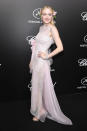 Dakota Fanning, qui a aidé sa sœur Elle lors de son malaise, a revêtu une robe au glamour rétro et dans des tons rosés pour assister au Trophée Chopard. Pour accessoiriser sa coiffure la comédienne s’est contentée de piquer quelques roses dans ses cheveux.