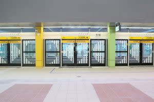 以七彩寶盒為概念，使車站的各個空間都有繽紛的色彩，通車後，站外的乘客亦可透過玻璃帷幕的光影參與其中。| The design of Banqiao Y15 MRT Station, themed “Rainbow Treasure Box,” engages passengers with colors and patterns.