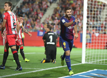 Soccer Football - Santander La Liga - Girona vs FC Barcelona - Estadi Montilivi, Girona, Spain - September 23, 2017 Barcelona’s Luis Suarez celebrates their second goal scored by Girona's Gorka Iraizoz REUTERS/Albert Gea