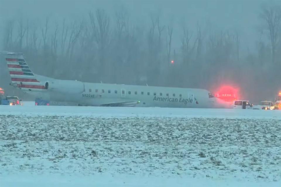 <p>6abc Philadelphia/Youtube</p> Plane out of Philadelphia International Airport slides off taxiway in Rochester, New York