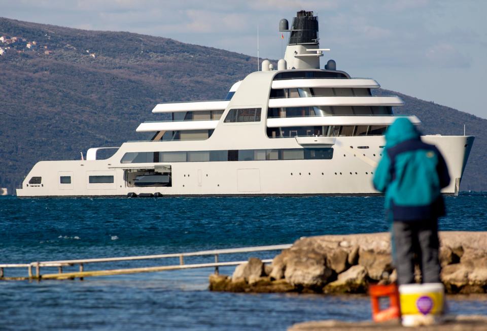 Der Putin-nahe Oligarch Roman Abramowitsch rettete schon seine Mega-Yacht "Solaris" vor der Beschlagnahmung.  - Copyright: Filip Filipovic / Getty Images