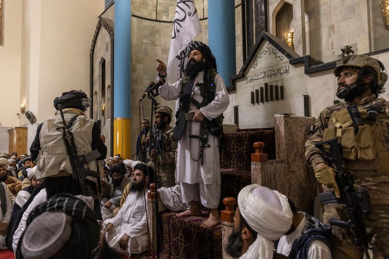 Khalil Haqqani, en una mezquita de Kabul