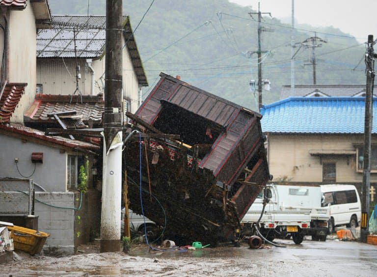 Dégâts dans une des rues de  Hitoyoshi, le 5 juillet 2020 après des pluies diluviennes  - STR © 2019 AFP