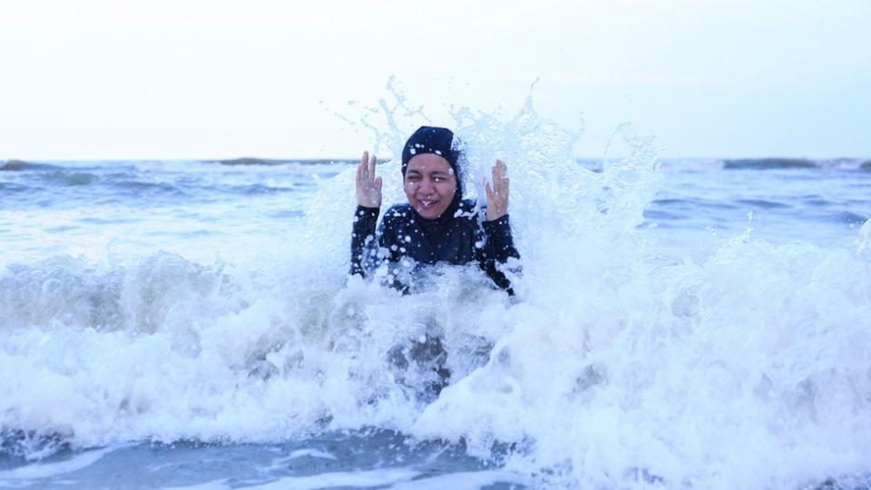 Una mujer nadando en el mar