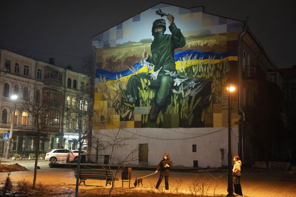 Un mural muestra al soldado de la Guardia Nacional ucraniana Roman Holomba, de 19 años, que derribó siete aviones de combate rusos y un misil con un sistema portátil de defensa antiaérea Igla, en Kiev, Ucrania, el 19 de enero de 2024. Holomba es el soldado más joven en recibir el reconocimiento estatal de Héroe de Ucrania. (AP Foto/Efrem Lukatsky)