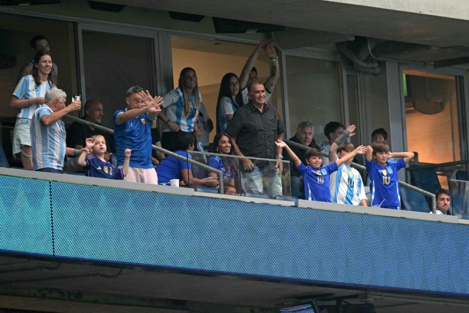 Antonela y sus hijos apoyaron a Messi en el partido contra Ecuador.