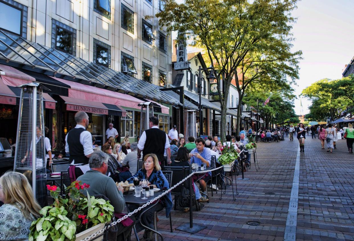 Burlington, en el estado de Vermont, suele considerarse un "paraíso climático", pero las zonas circundantes se inundaron durante las tormentas extremas de julio de 2023. <a href="https://www.gettyimages.com/detail/news-photo/burlington-vermont-church-street-downtown-with-restaurants-news-photo/558218705" rel="nofollow noopener" target="_blank" data-ylk="slk:Education Images/Universal Images Group via Getty Images;elm:context_link;itc:0;sec:content-canvas" class="link ">Education Images/Universal Images Group via Getty Images</a>