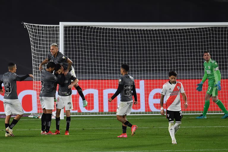 River llegó tarde a la segunda etapa, perdió como local contra Mineiro y terminó recibiendo multas por 70.000 dólares, en la serie en que resultó eliminado de la Copa Libertadores.