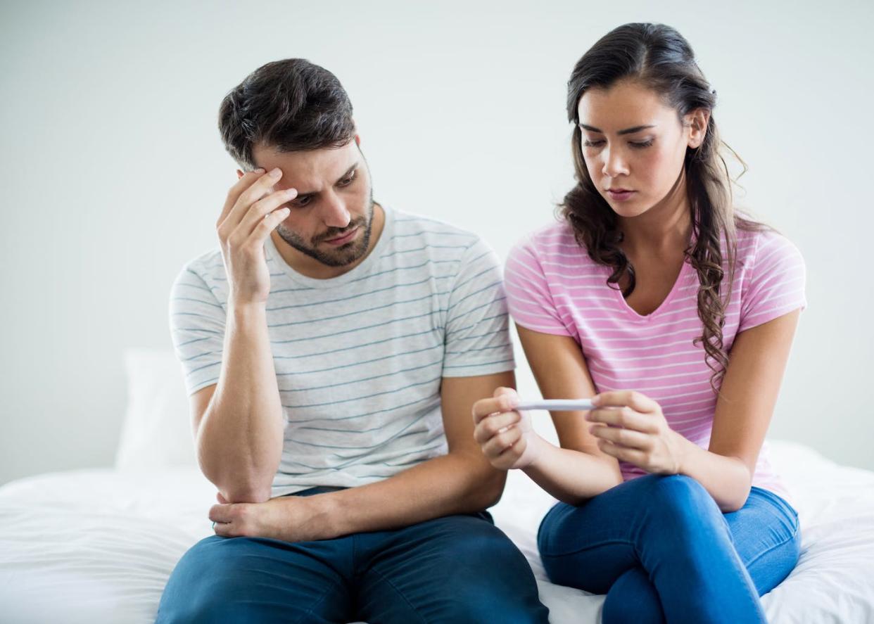 <a href="https://www.shutterstock.com/es/image-photo/worried-couple-finding-out-results-pregnancy-631176950" rel="nofollow noopener" target="_blank" data-ylk="slk:wavebreakmedia/Shutterstock;elm:context_link;itc:0;sec:content-canvas" class="link ">wavebreakmedia/Shutterstock</a>