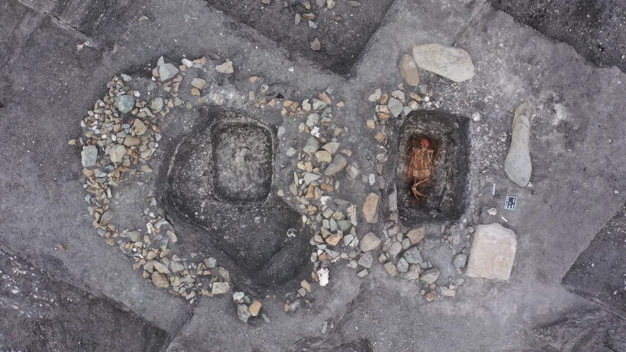  A Yamnaya grave of a male horse rider found in Malomirovo, Bulgaria. He died between the ages of 65 and 75. 