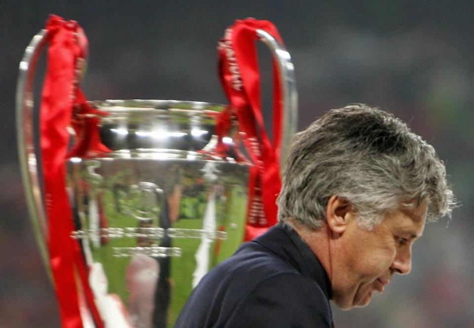 El entrenador del AC Milan en 2005, Carlo Ancelotti, pasa frente al trofeo de la Champions League tras la final de 2005. (Crédito: FILIPPO MONTEFORTE/AFP/AFP a través de Getty Images)