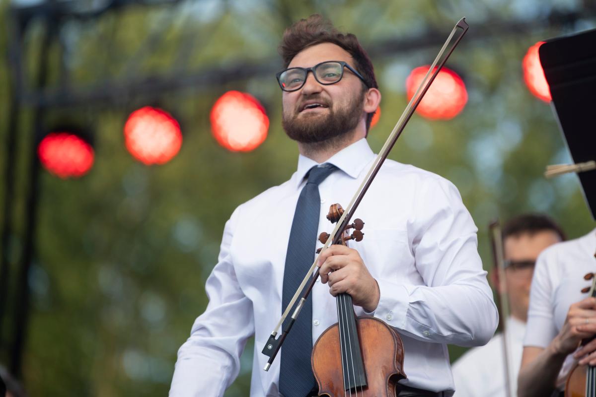 guest-conductor-to-lead-symphony-chorus-and-audience-in-pictures