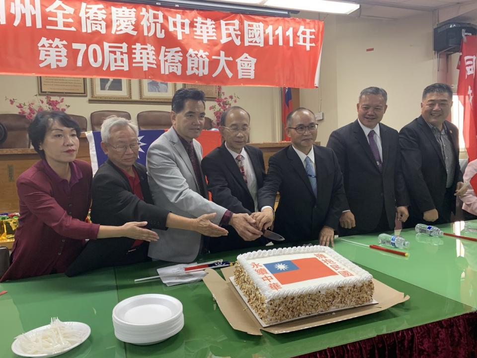 眾人切蛋糕慶祝中華民國111年暨第70屆「華僑節」大會。（本報記者╱攝影）