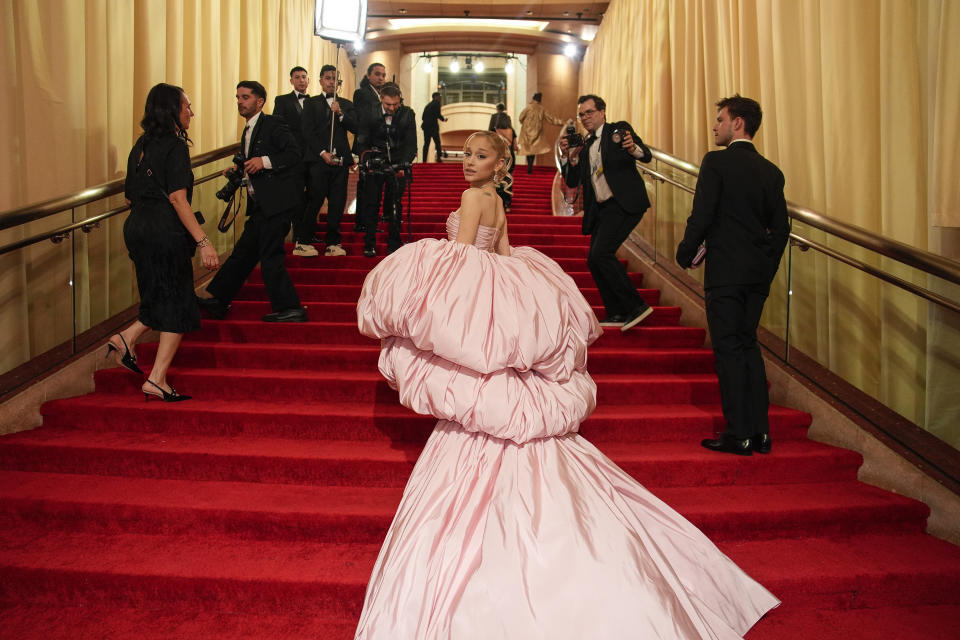 Ariana Grande llega a los Oscar el domingo 10 de marzo de 2024, en el Teatro Dolby en Los Ángeles. (Foto AP/John Locher)