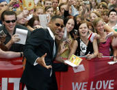 Der amerikanische Schauspieler Will Smith laesst sich vor der Deutschland-Premiere seines Films "I, ROBOT" in Berlin am Montag, 2. August 2004, mit Fans fotografieren. (AP Photo/Roberto Pfeil) -- US actor Will Smith poses with fans prior to the German premiere of his new film "I,ROBOT" in Berlin Monday, Aug. 2, 2004. (AP Photo/Roberto Pfeil)