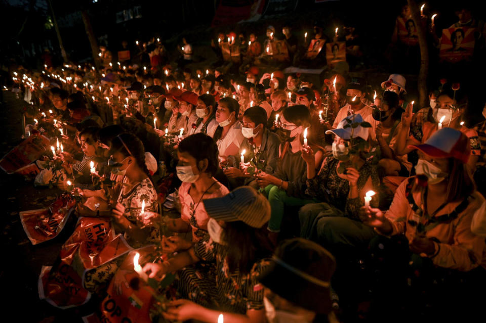 2021年2月21日，緬甸仰光的人們聚集以燭光守夜抗議軍事政變。