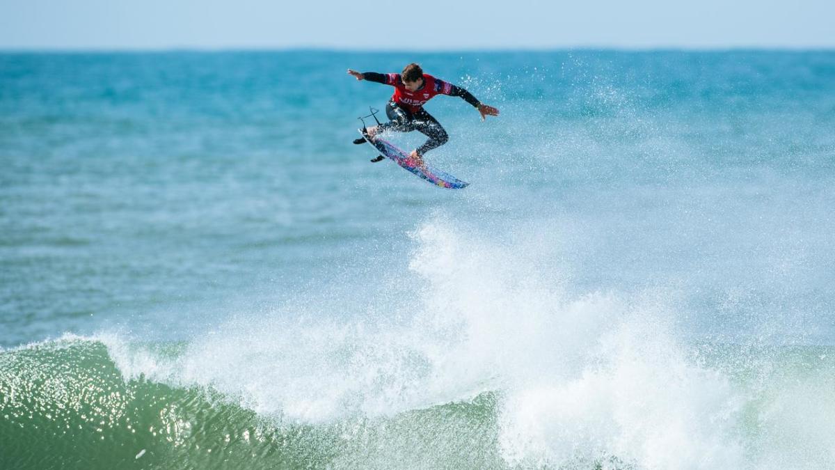 Australiano Robinson voa alto em competição de surf em Portugal
