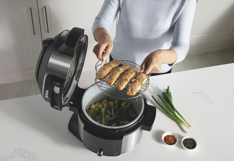 Ninja 11-In-1 SmartLid Multi-Cooker - OL550 (Photo: Ninja)