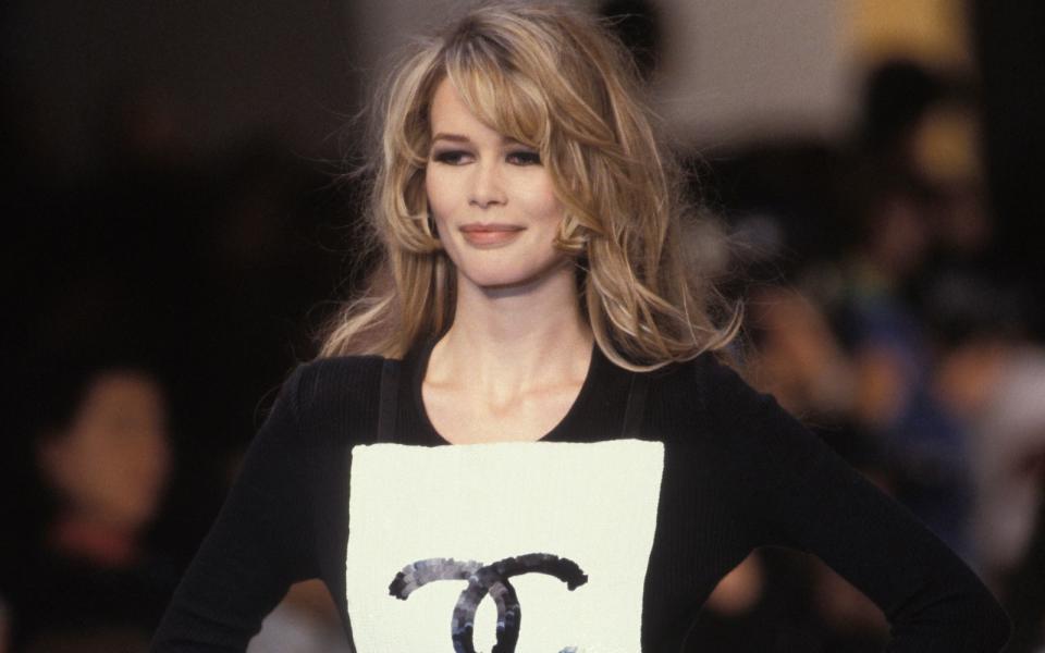 Sie galt als zuverlässig und diszipliniert - und als prinzipienfest: Oben-ohne-Fotos gibt es von Claudia Schiffer bis heute nicht. Trotzdem war die Karl-Lagerfeld-Muse in den 90-ern das gefragteste deutsche Supermodel. (Bild: Pool ARNAL/GARCIA/Gamma-Rapho via Getty Images)