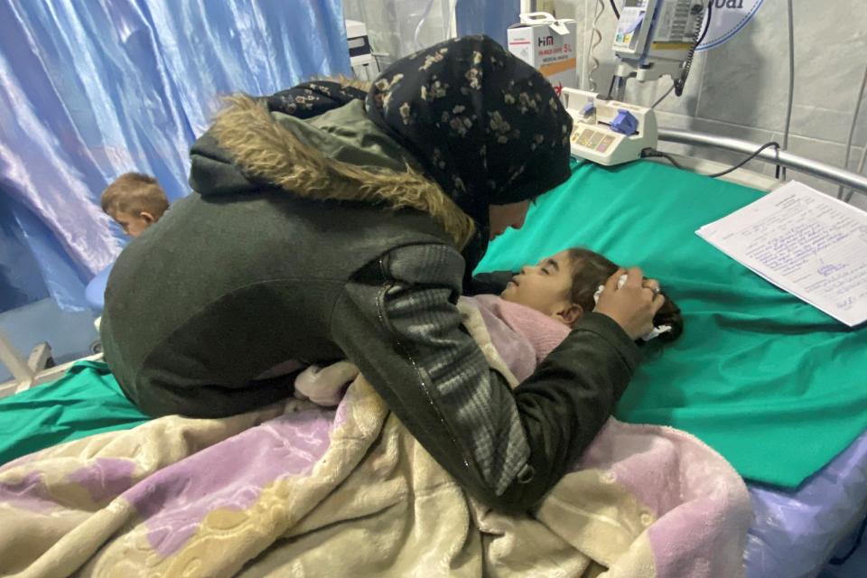 2024年3月2日，加薩北部卡邁爾艾德旺醫院中，一名抱著因鈣、鉀嚴重不足而死去的愛女遺體。路透社