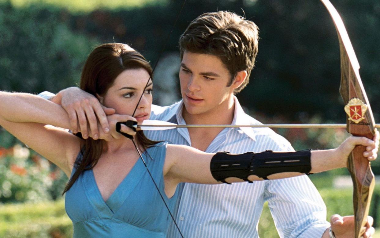 Anne Hathaway und Chris Pine turteln in "Plötzlich Prinzessin 2". Jetzt bekommt die Kultfilmreihe eine weitere Fortsetzung. (Bild: Disney Enterprises)