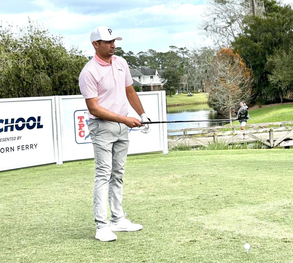 Julian Suri de St. Augustine estudia su golpe de salida en el primer hoyo par 5 del TPC Sawgrass Dye's Valley durante la segunda ronda del PGA Tour Q-School del viernes presentada por Korn Ferry.