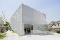 <b>Seoul, Kukje Art Centre </b><br> This building is draped in a stainless steel mesh blanket that fits precisely over its structure and "merges with the district's historic urban fabric." Designed by SO - IL