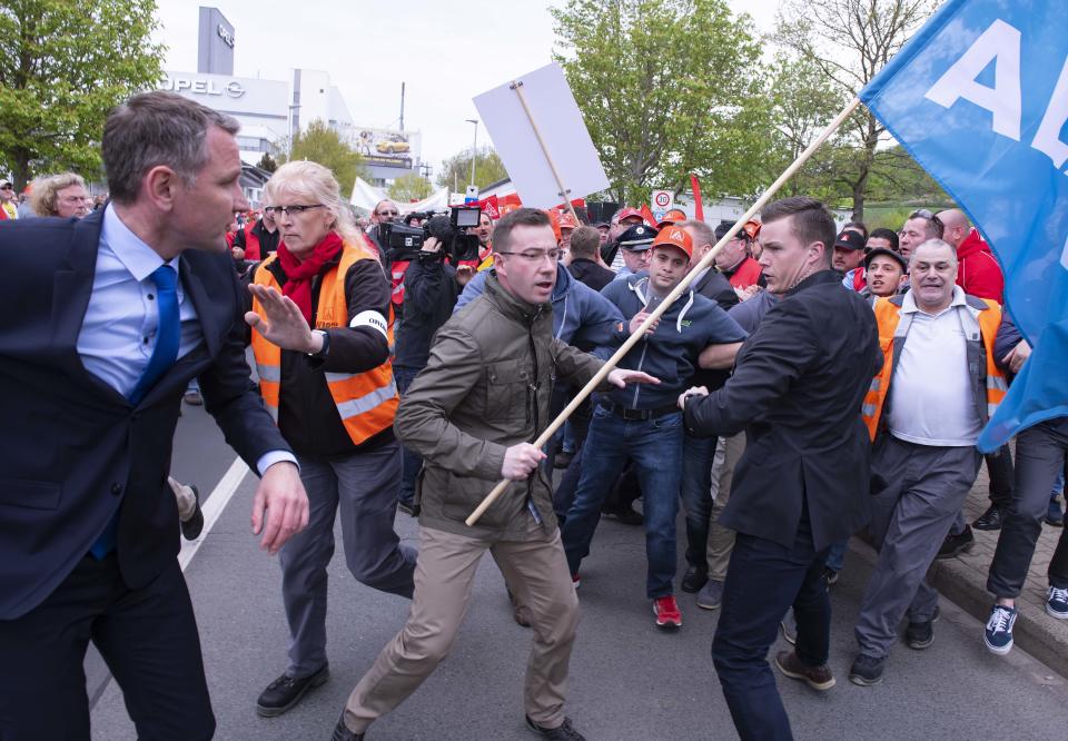 Höckes “Alarm!”-Truppe wurde von den Opelianern schnell der Demo verwiesen (AP Photo/Jens Meyer)