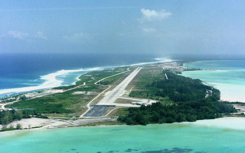 Luftaufnahme des Flugbetriebsgeländes und der Landebahn.  Basis: Diego Garcia Land: Britisches Territorium im Indischen Ozean