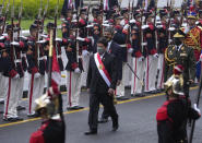 El presidente peruano Pedro Castillo pasa junto a soldados al dirigirse a la catedral para la misa tradicional del Día de la Independencia, el jueves 28 de julio de 2022, en Lima, Perú. (Foto AP/Martín Mejía)