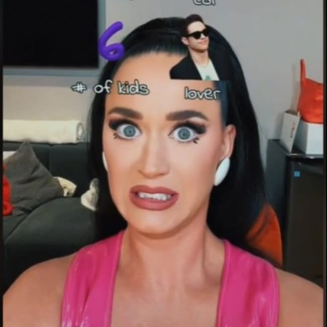 Katy Perry jugando a MASH en Instagram credit:Bang Showbiz