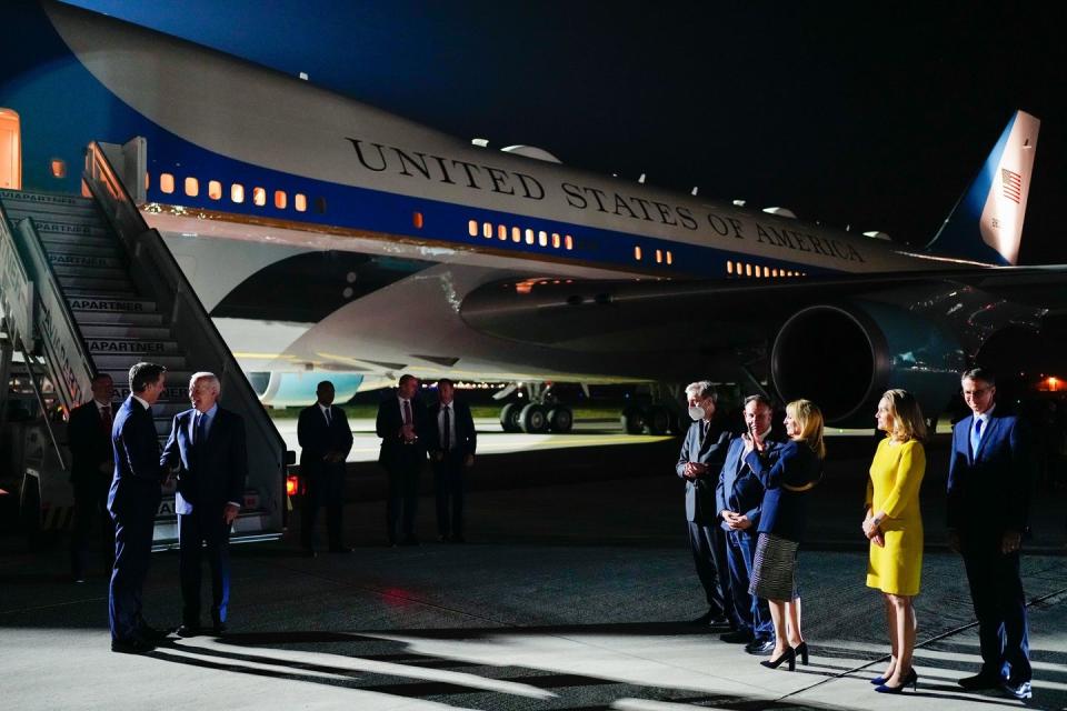 美國總統拜登（左二）搭乘「空軍一號」。(示意圖)   圖：翻攝自拜登臉書