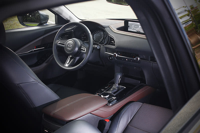 全新MAZDA CX-30座艙內的皮革車縫線完全按照精品等級的工藝標準裁量製造，忠實詮釋職人技藝的精緻質感。