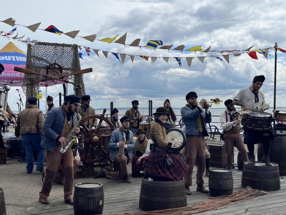 Echo: Music - the Old Time Sailors on Southend Pier on Saturday