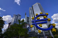 Il MES ha una dotazione di 80 miliardi di euro, pagati in base all’importanza economica dei Paesi dell’Eurozona. Emettendo titoli con la garanzia degli stati che ne fanno parte, il Meccanismo Europeo di Stabilità può raccogliere sui mercati finanziari fino a 700 miliardi di euro.