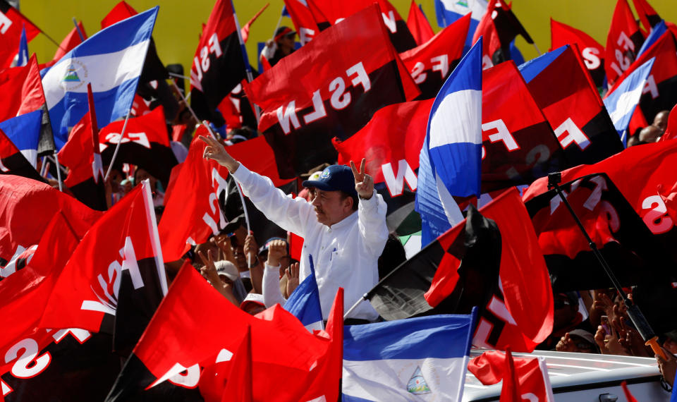<p>Präsident Daniel Ortega nimmt an den Feierlichkeiten zum 39. Jahrestag der Revolution in Nicaragua teil, in der die Somoza-Diktatur gestürzt wurde. Seit Monaten kommt es unter Ortega selbst zwischen Regierungstruppen und seinen Gegnern zu gewaltsamen Auseinandersetzungen mit Hunderten von Todesopfern. (Bild: AP Photo/Alfredo Zuniga) </p>