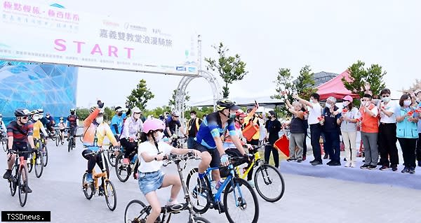 雲嘉南濱海國家風景區管理處「極點慢旅－嘉義雙教堂浪漫騎旅」開騎，三百車友雙十國慶浪漫暢遊「多元自行車路線－夕鹽段」。（記者李嘉祥攝）