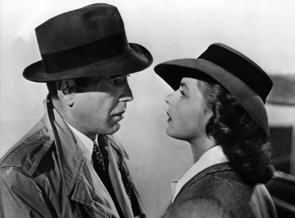"Here's looking at you kid": Wenn sich Humphrey Bogart und Ingrid Bergman am Ende von "Casablanca" (1942) in eine ungewisse Zukunft verabschieden, fällt nicht nur eines der bekanntesten Zitate der Filmhistorie - es geht auch eine der größten Liebesgeschichten aller Zeiten zu Ende. (Bild: FilmPublicityArchive/United Archives via Getty Images)